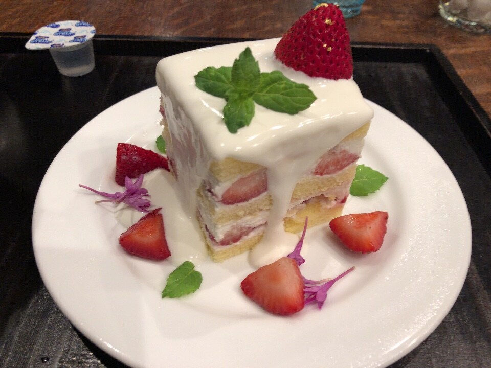 店内も灯の加減やテーブル 椅子もレト カフェ 叶匠壽庵 長浜黒壁店 ツクツク グルメ 投稿型グルメデーターベース
