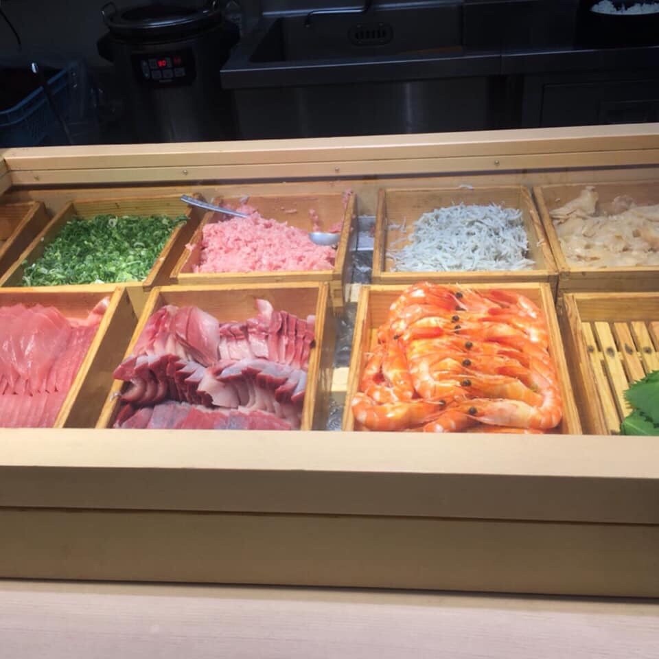 魚屋さんのそばで、丼ものや、お寿司が  魚太郎 一宮店  ツクツク 