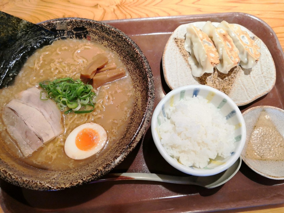 久々に『無尽蔵』のラーメンを食べに来  越後秘蔵麺 無尽蔵 ごせん 
