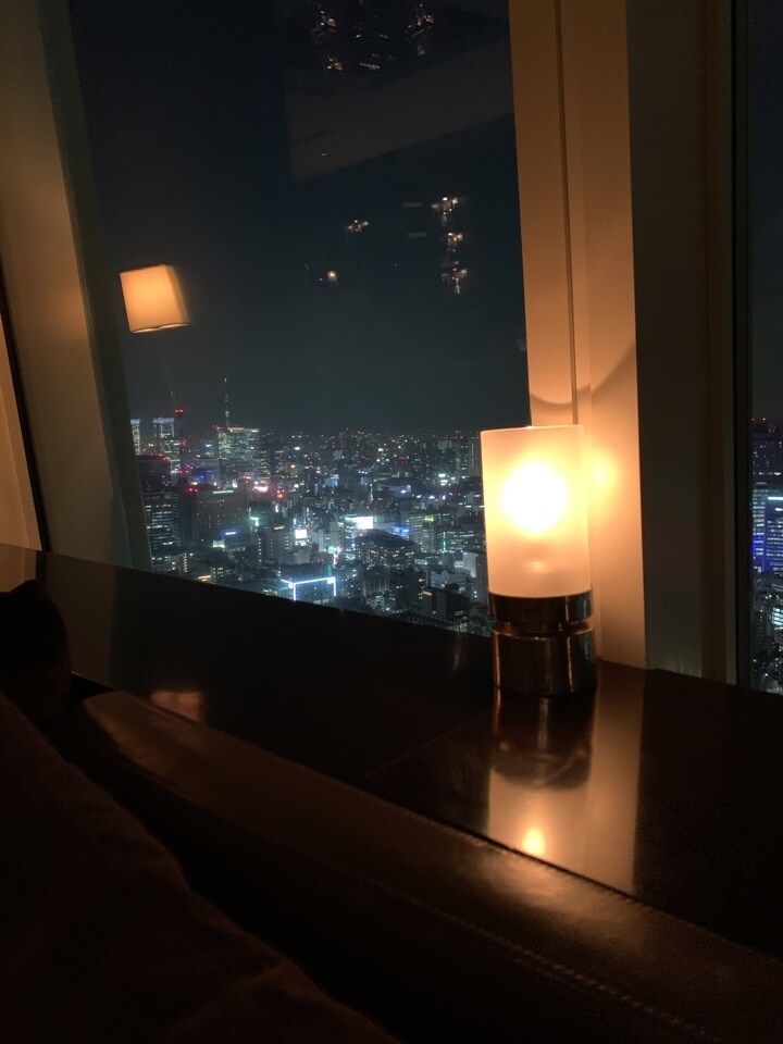 愛宕グリーヒルズの42階にあるバー。夜  The BAR XEX愛宕グリー 